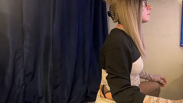 Snapshot of xdresserwithass chatting on 12-16-25, 05:18 xdresserwithass online show from 12-16-25, 05:18