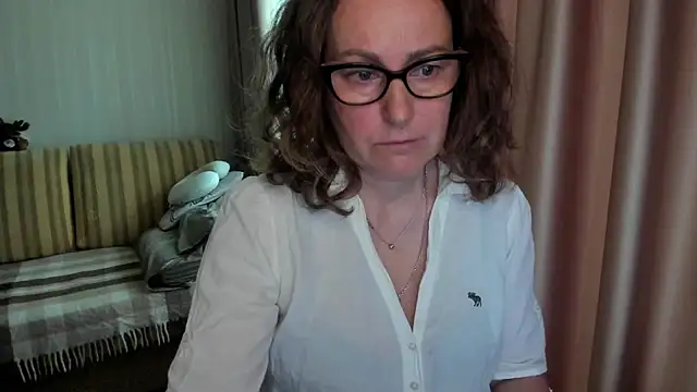 Snapshot of lauraoven chatting on 05-22-26, 08:10 lauraoven online show from 05-22-26, 08:10