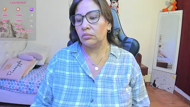 esmeralda milf online show from 03-29-26, 08:31