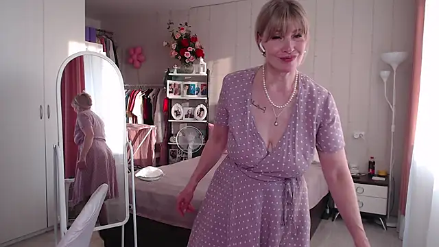 JuliaVilnet online show from 05-06-26, 04:12