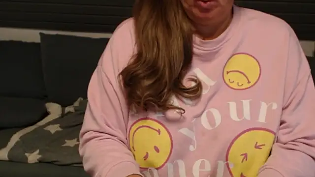 Snapshot of KimMitchelli chatting on 09-24-25, 03:04 KimMitchelli online show from 09-24-25, 03:04