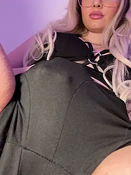 Snapshot of mollyxxx chatting on 02-05-25, 03:45 mollyxxx online show from 02-05-25, 03:45