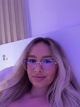 Snapshot of mollyxxx chatting on 03-07-25, 04:57 mollyxxx online show from 03-07-25, 04:57