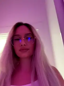 Snapshot of mollyxxx chatting on 10-10-25, 01:04 mollyxxx online show from 10-10-25, 01:04