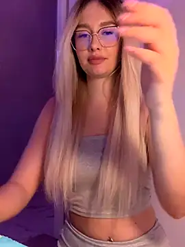 Snapshot of mollyxxx chatting on 10-24-25, 12:19 mollyxxx online show from 10-24-25, 12:19