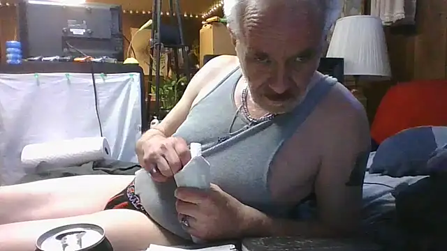 Snapshot of Makowboy chatting on 09-18-25, 10:12 Makowboy online show from 09-18-25, 10:12