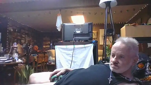 Snapshot of Makowboy chatting on 10-18-25, 11:38 Makowboy online show from 10-18-25, 11:38