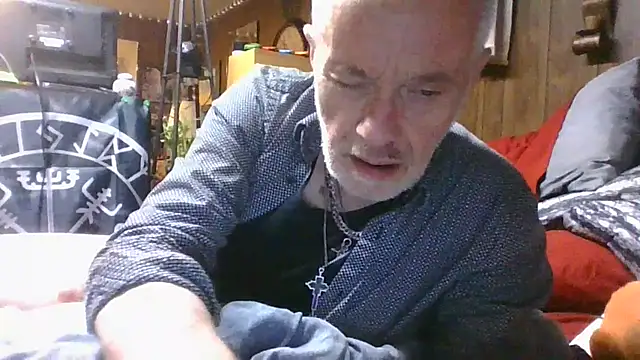 Snapshot of Makowboy chatting on 11-08-25, 11:58 Makowboy online show from 11-08-25, 11:58