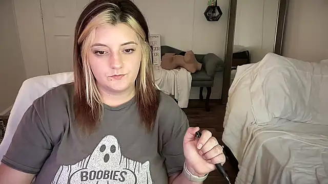 Snapshot of magicsparkles chatting on 02-18-25, 11:19 magicsparkles online show from 02-18-25, 11:19