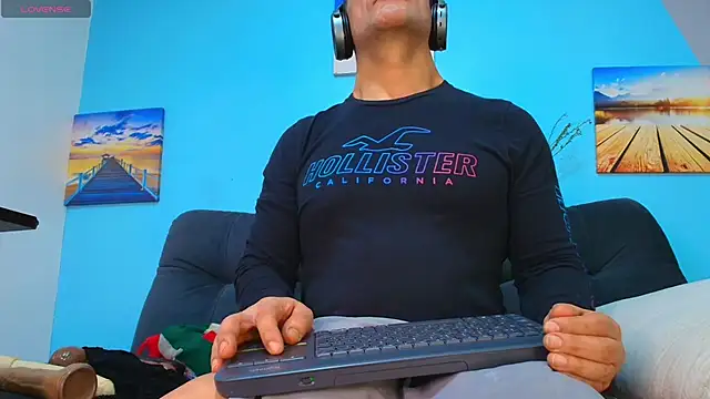 Snapshot of juanses_n_toro chatting on 10-04-25, 01:09 juanses n toro online show from 10-04-25, 01:09