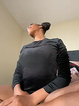 Snapshot of Cum2Charm chatting on 02-14-25, 11:20 Cum2Charm online show from 02-14-25, 11:20