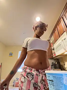 Snapshot of Cum2Charm chatting on 02-18-25, 08:25 Cum2Charm online show from 02-18-25, 08:25