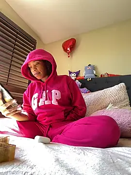 Snapshot of Cum2Charm chatting on 03-04-25, 06:39 Cum2Charm online show from 03-04-25, 06:39