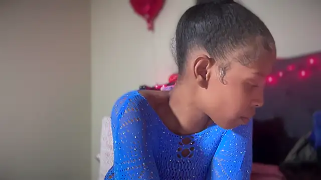 Snapshot of Cum2Charm chatting on 03-07-25, 02:36 Cum2Charm online show from 03-07-25, 02:36