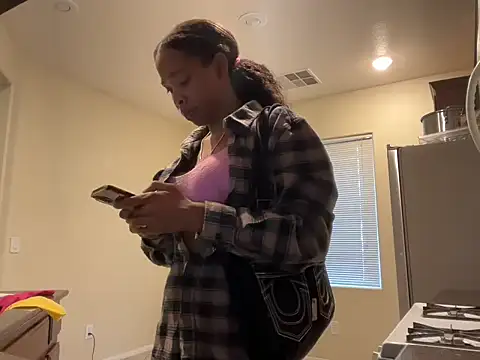 Snapshot of Cum2Charm chatting on 09-27-25, 03:06 Cum2Charm online show from 09-27-25, 03:06