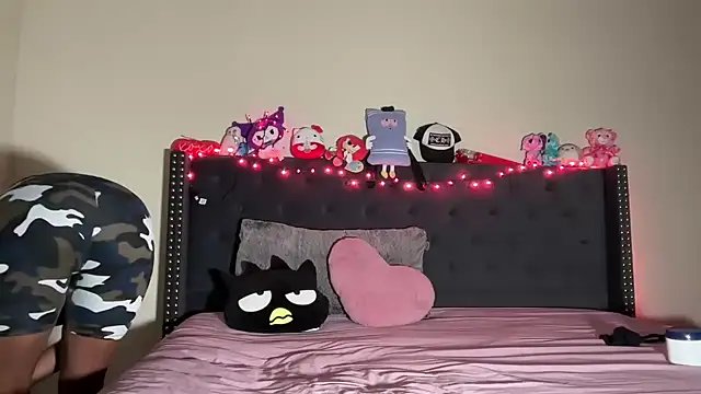 Snapshot of Cum2Charm chatting on 10-09-25, 01:25 Cum2Charm online show from 10-09-25, 01:25