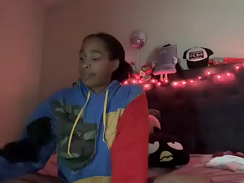 Snapshot of Cum2Charm chatting on 10-11-25, 12:58 Cum2Charm online show from 10-11-25, 12:58