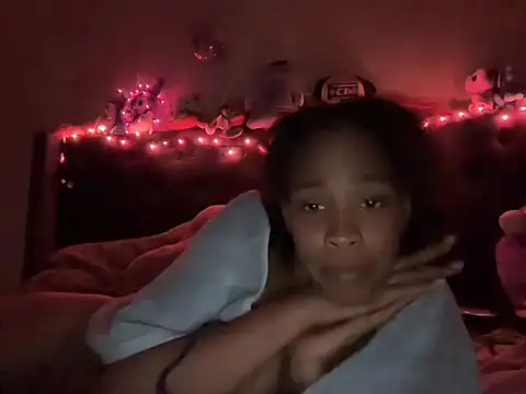 Snapshot of Cum2Charm chatting on 10-12-25, 02:32 Cum2Charm online show from 10-12-25, 02:32