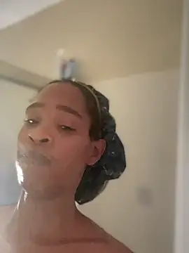 Snapshot of Cum2Charm chatting on 10-22-25, 01:00 Cum2Charm online show from 10-22-25, 01:00