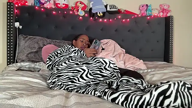 Snapshot of Cum2Charm chatting on 10-26-25, 02:56 Cum2Charm online show from 10-26-25, 02:56