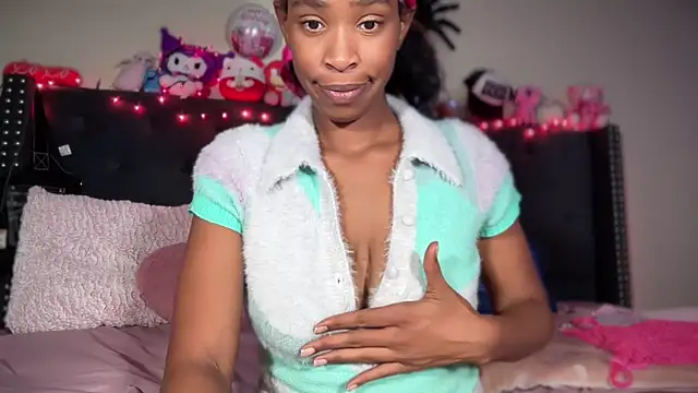 Snapshot of Cum2Charm chatting on 10-28-25, 05:22 Cum2Charm online show from 10-28-25, 05:22