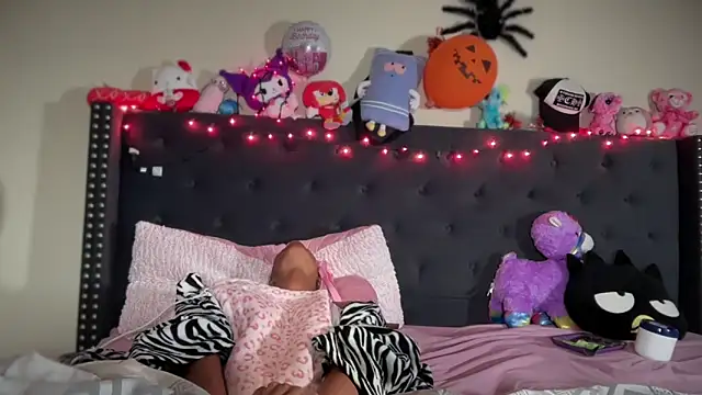 Snapshot of Cum2Charm chatting on 10-31-25, 02:40 Cum2Charm online show from 10-31-25, 02:40