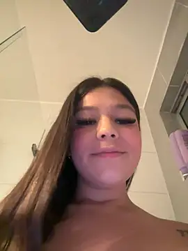 Snapshot of Alyshanon18 chatting on 02-06-25, 08:50 Alyshanon18 online show from 02-06-25, 08:50