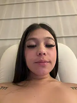 Snapshot of Alyshanon18 chatting on 02-22-25, 02:39 Alyshanon18 online show from 02-22-25, 02:39