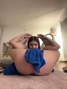 Snapshot of Alyshanon18 chatting on 03-08-25, 02:55 Alyshanon18 online show from 03-08-25, 02:55