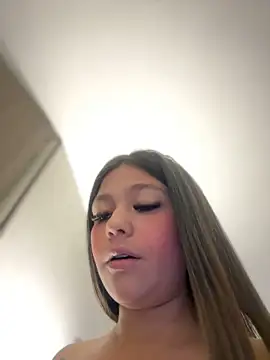 Snapshot of Alyshanon18 chatting on 03-20-25, 12:08 Alyshanon18 online show from 03-20-25, 12:08