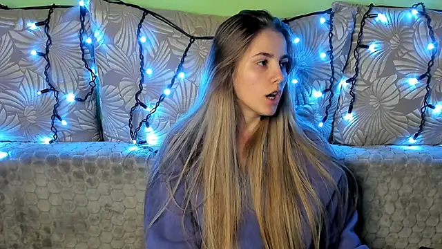 Snapshot of MaggieCake chatting on 12-10-24, 03:41 MaggieCake online show from 12-10-24, 03:41