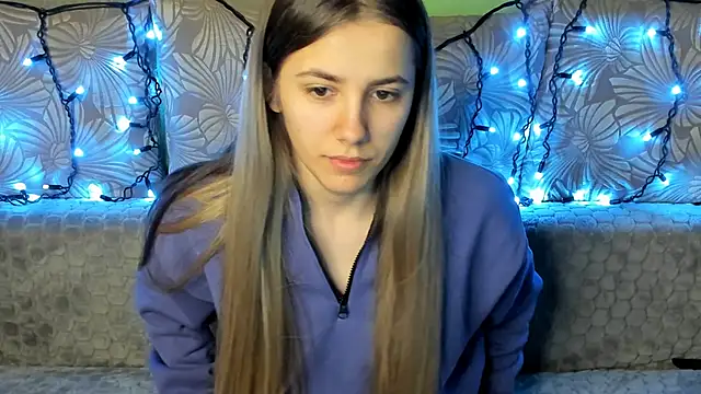 Snapshot of MaggieCake chatting on 12-13-24, 01:37 MaggieCake online show from 12-13-24, 01:37