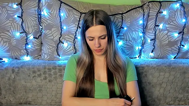 Snapshot of MaggieCake chatting on 12-23-24, 01:40 MaggieCake online show from 12-23-24, 01:40