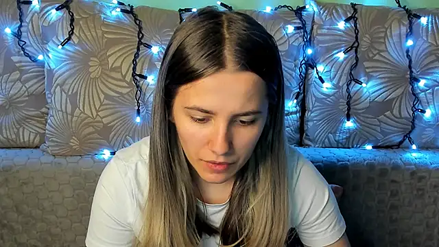 Snapshot of MaggieCake chatting on 10-25-25, 01:13 MaggieCake online show from 10-25-25, 01:13