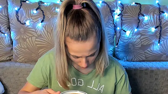 MaggieCake online show from 12-14-25, 01:22