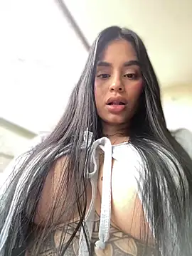 LaraHenao online show from 01-05-25, 01:26