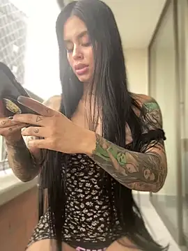 LaraHenao online show from 01-28-25, 12:00