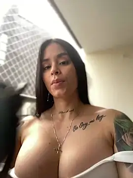 LaraHenao online show from 02-12-25, 01:06