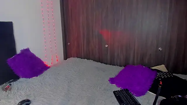 Snapshot of Rainnbow_ chatting on 03-15-25, 05:37 Rainnbow online show from 03-15-25, 05:37