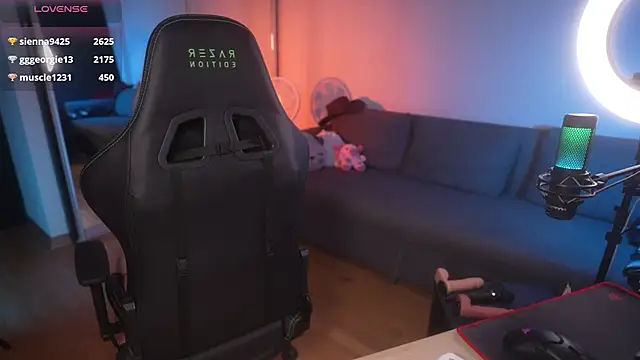 Snapshot of Emberella_ chatting on 12-06-24, 05:00 Emberella online show from 12-06-24, 05:00