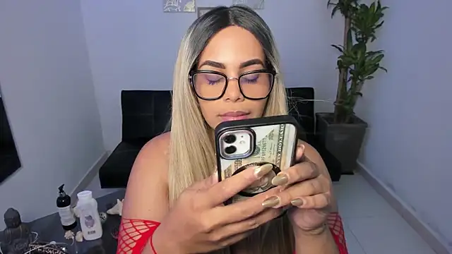 Snapshot of alyssannVhm chatting on 01-15-25, 07:55 alyssannVhm online show from 01-15-25, 07:55