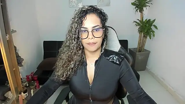 Snapshot of alyssannVhm chatting on 10-24-25, 02:30 alyssannVhm online show from 10-24-25, 02:30