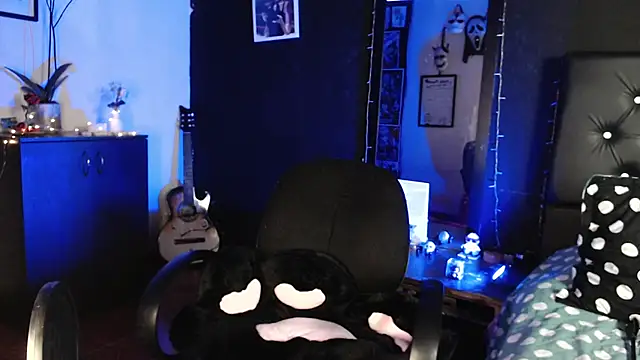 aprildoll online show from 01-10-25, 07:35