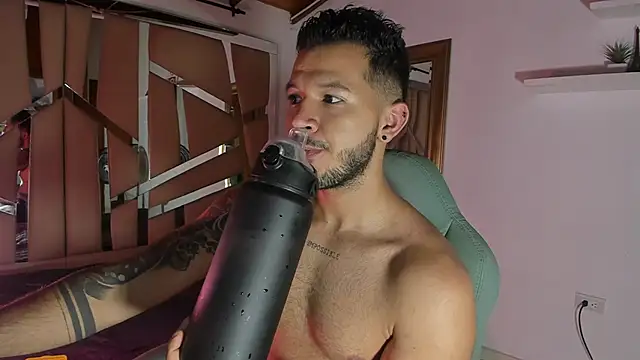 Snapshot of mister_miike chatting on 03-22-25, 03:09 mister miike online show from 03-22-25, 03:09