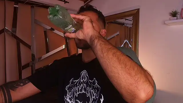 Snapshot of mister_miike chatting on 09-10-25, 03:06 mister miike online show from 09-10-25, 03:06