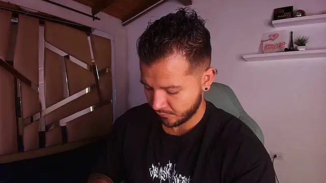 Snapshot of mister_miike chatting on 09-12-25, 03:06 mister miike online show from 09-12-25, 03:06