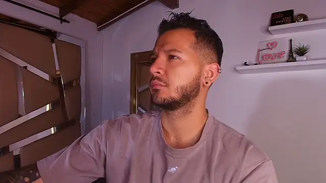 Snapshot of mister_miike chatting on 09-13-25, 03:06 mister miike online show from 09-13-25, 03:06