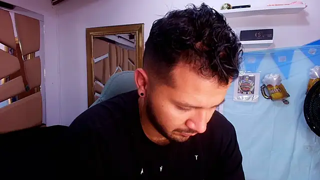 Snapshot of mister_miike chatting on 10-03-25, 03:03 mister miike online show from 10-03-25, 03:03