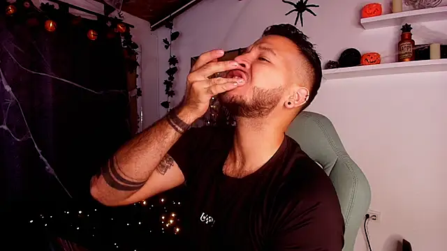 Snapshot of mister_miike chatting on 10-16-25, 03:07 mister miike online show from 10-16-25, 03:07