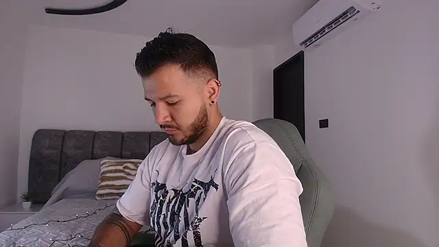 Snapshot of mister_miike chatting on 11-06-25, 03:07 mister miike online show from 11-06-25, 03:07